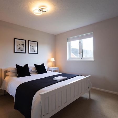 קרואולי Modern 2 Bed Apartment Near Gatwick מראה חיצוני תמונה