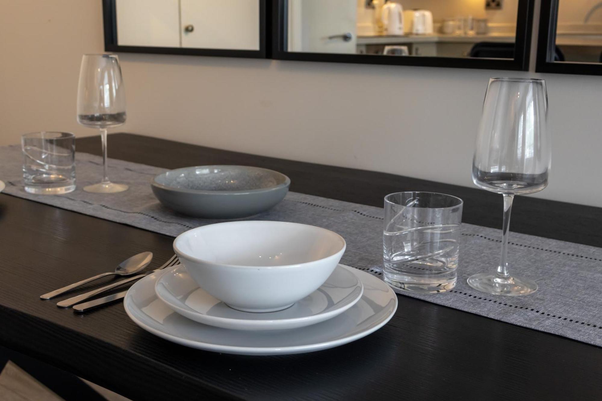 קרואולי Modern 2 Bed Apartment Near Gatwick מראה חיצוני תמונה