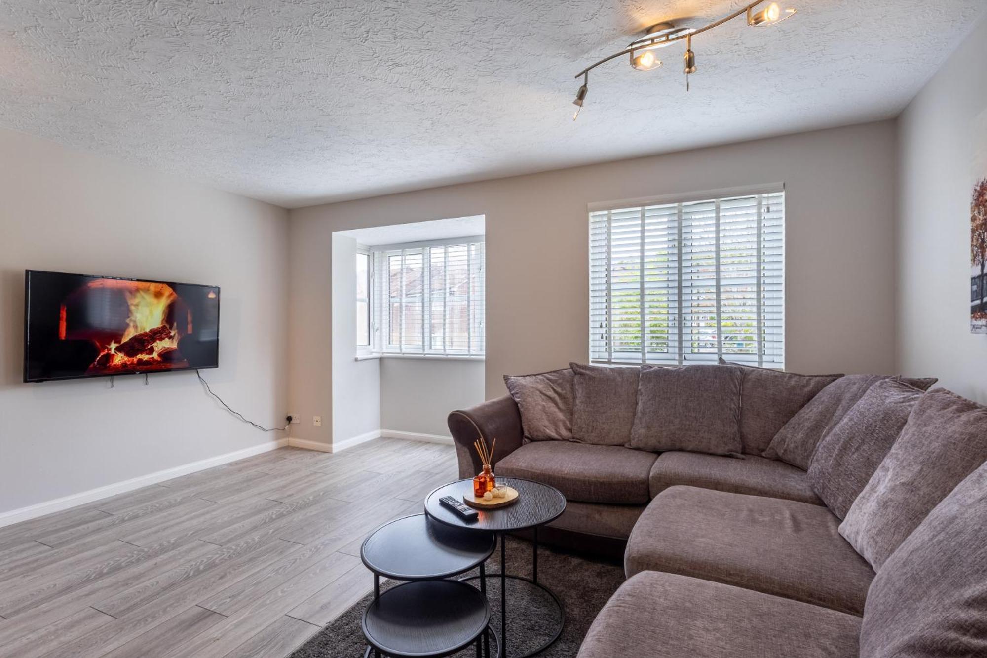 קרואולי Modern 2 Bed Apartment Near Gatwick מראה חיצוני תמונה