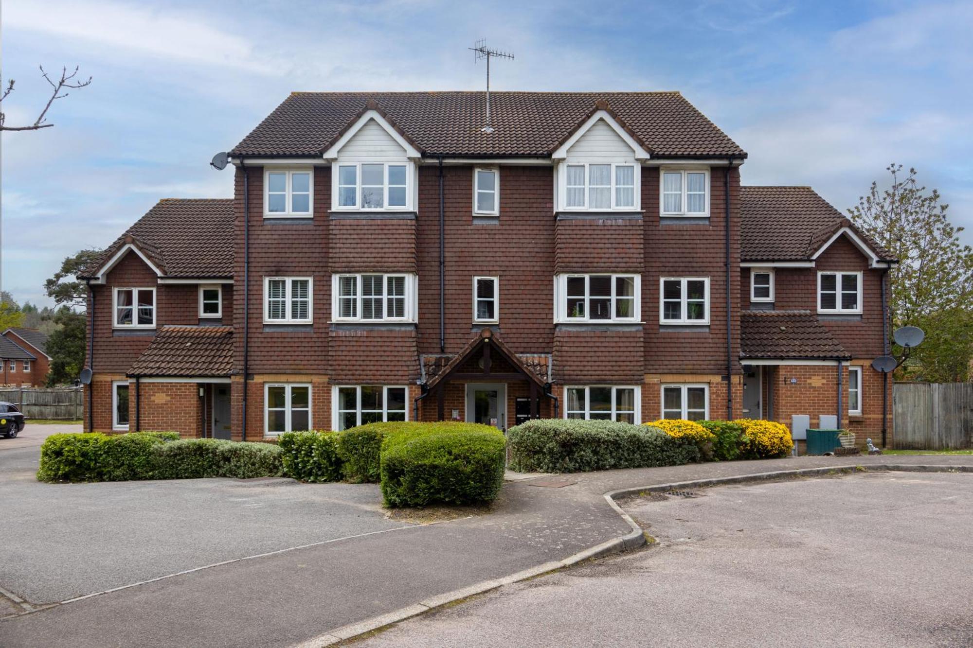 קרואולי Modern 2 Bed Apartment Near Gatwick מראה חיצוני תמונה