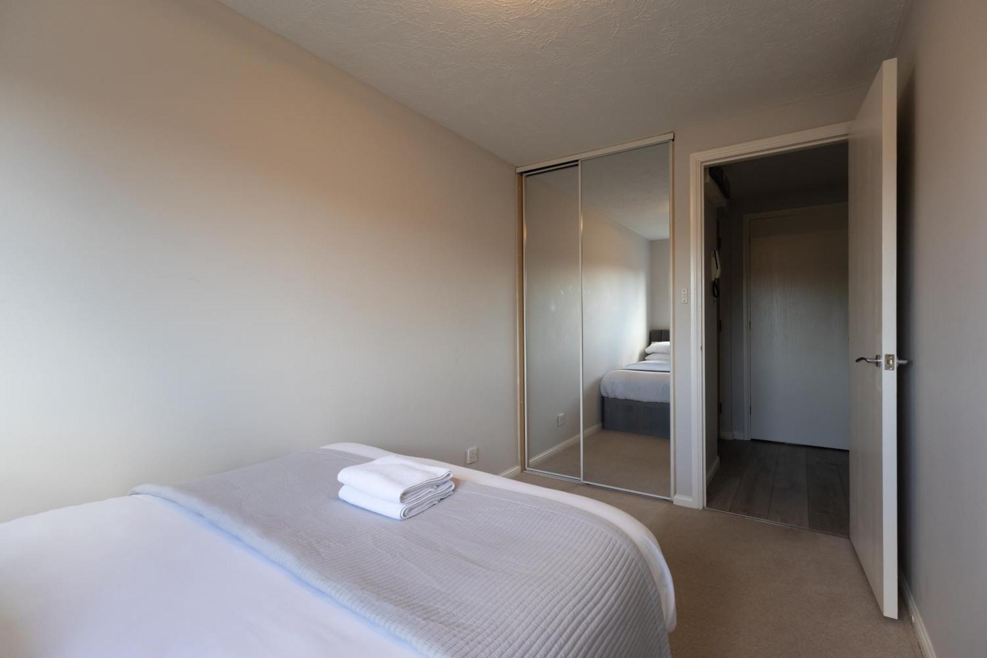 קרואולי Modern 2 Bed Apartment Near Gatwick מראה חיצוני תמונה